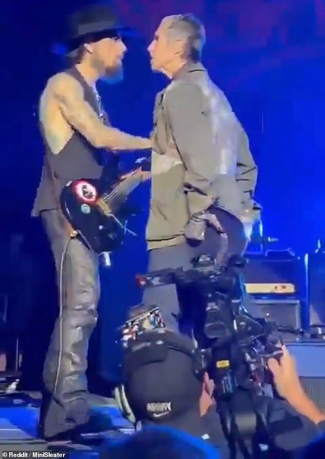 Lead Singer of Jane’s Addiction Punches Guitarist Mid-Performance, Concert Abruptly Ends