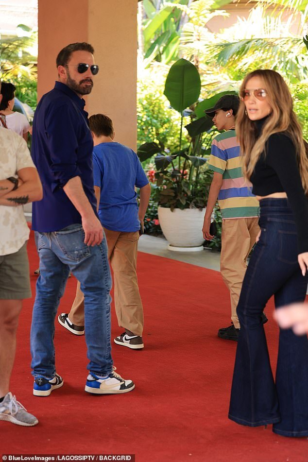 Ben Affleck and Jennifer Lopez Engage in Tense Reunion at Beverly Hills Hotel Amid Divorce