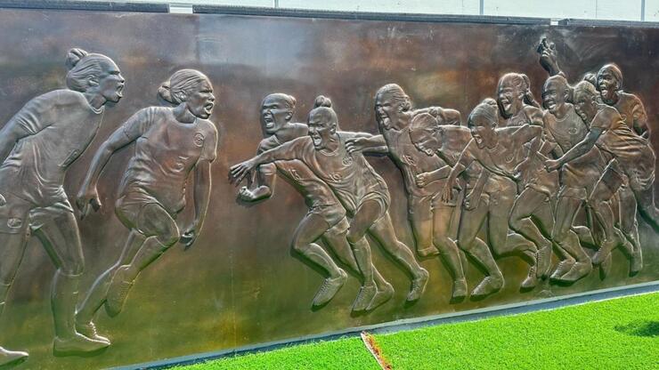 Matildas bronze plaque, instead of statue, unveiled outside Brisbane’s Suncorp Stadium after World Cup run | 7NEWS