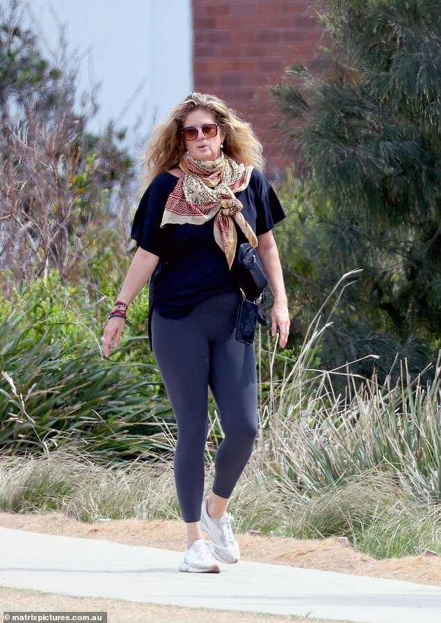 "Rachel Hunter Shines at 55 During Bondi to Bronte Walk After Family Reunion"