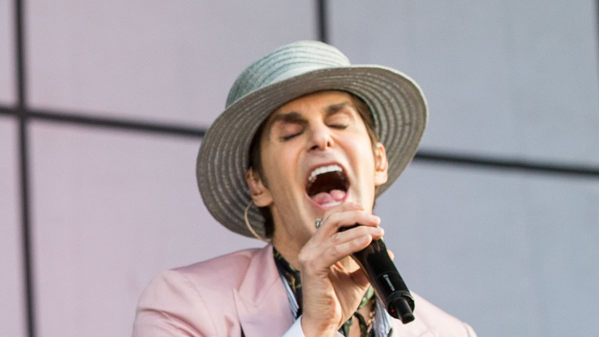 Jane's Addiction Halts Entire Tour After Onstage Altercation Between Navarro and Farrell