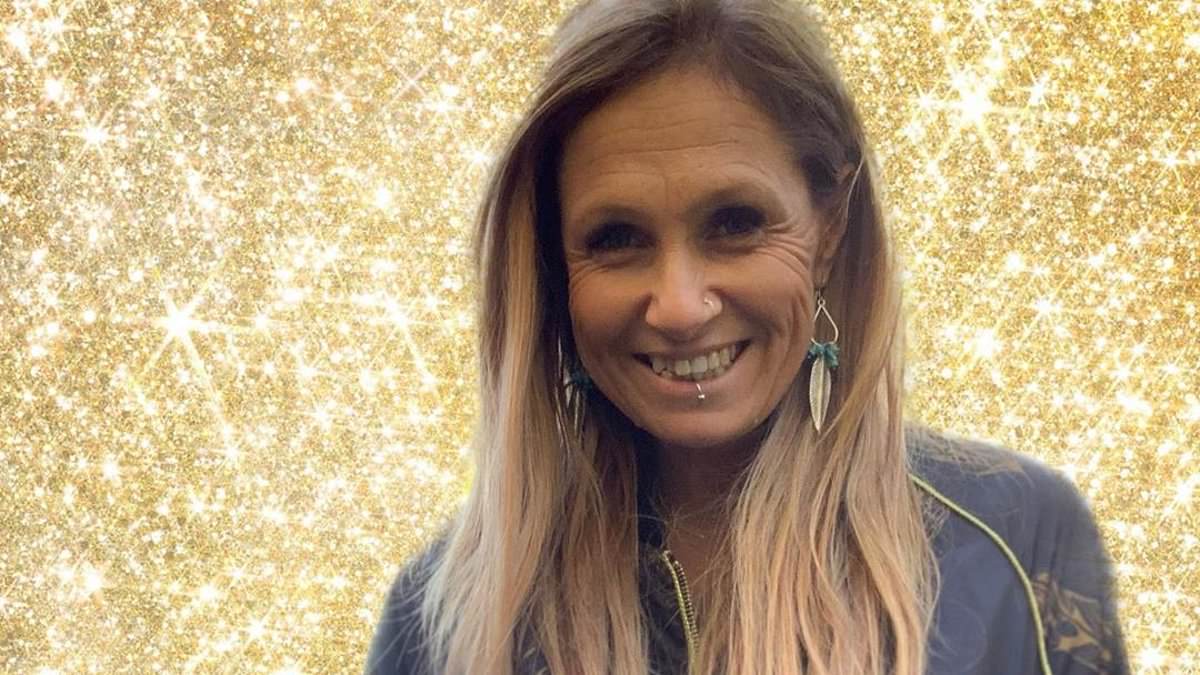 Kasey Chambers Discusses Pressure for Botox and Embracing Natural Beauty in New Book