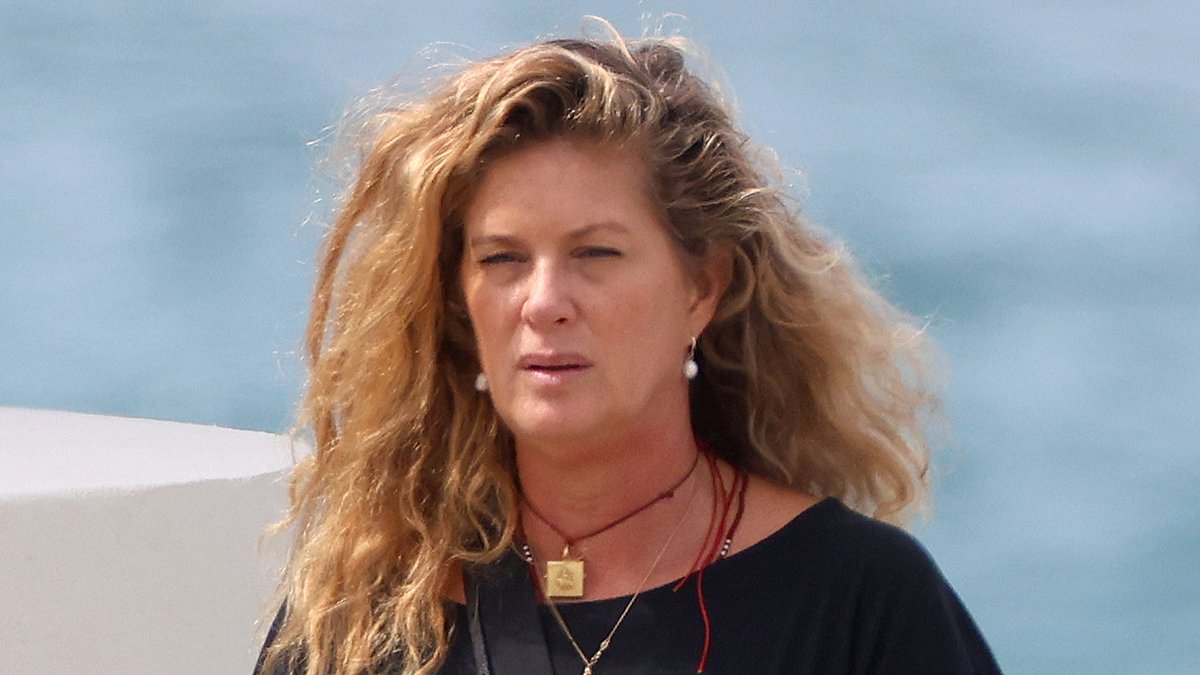 "Rachel Hunter Shines at 55 During Bondi to Bronte Walk After Family Reunion"