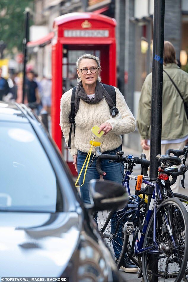 Robin Wright Spotted in London While Filming *The Girlfriend*, Unrecognizable with Cigarette