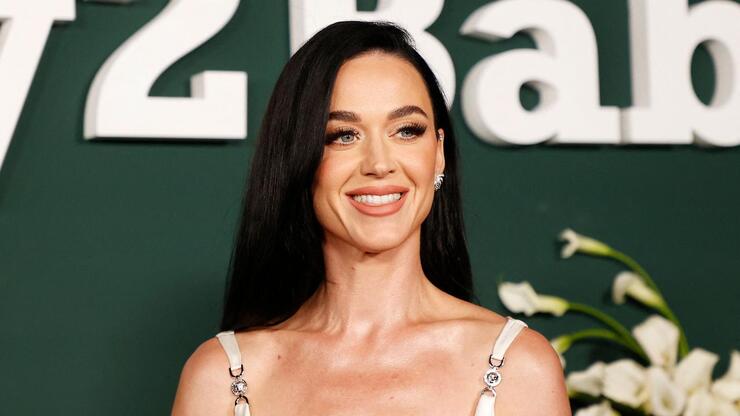 Fan Caught Stealing Katy Perry's Hair Extension While She Danced in Spanish Nightclub