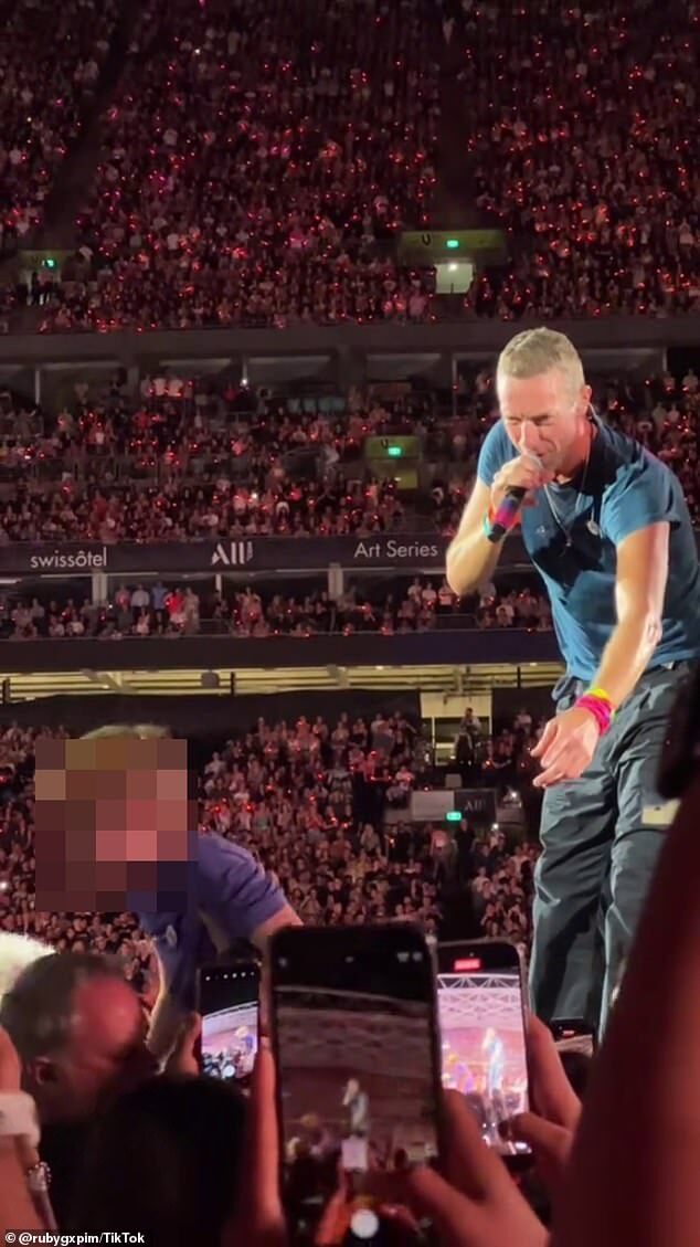 Chris Martin Rescues Young Boy at Sydney Concert in Heartwarming Moment of Kindness