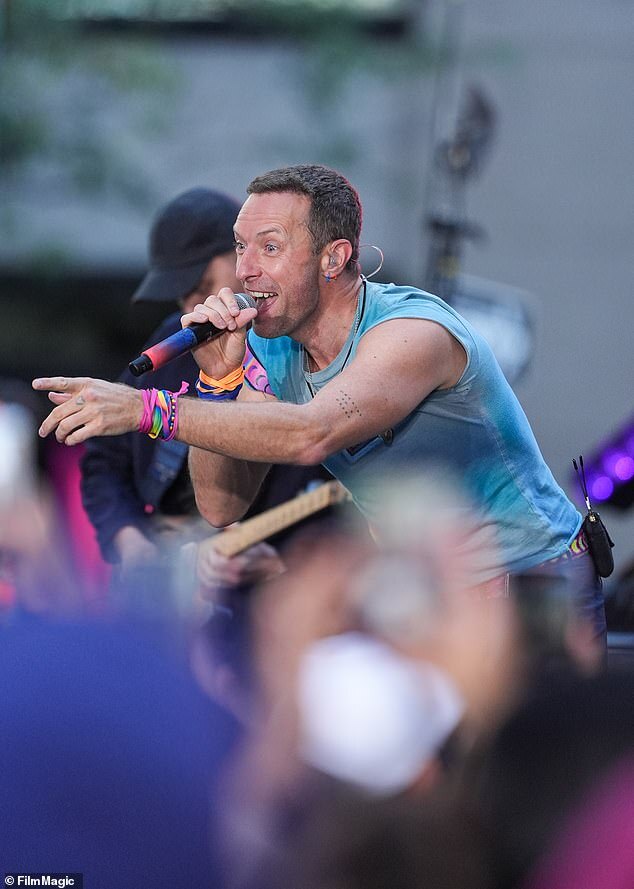 Chris Martin Rescues Young Boy at Sydney Concert in Heartwarming Moment of Kindness