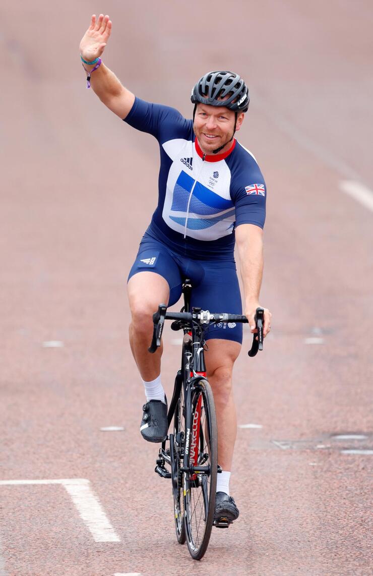 "Olympic Legend Sir Chris Hoy Reveals Terminal Prostate Cancer Diagnosis Amid Family Struggles"