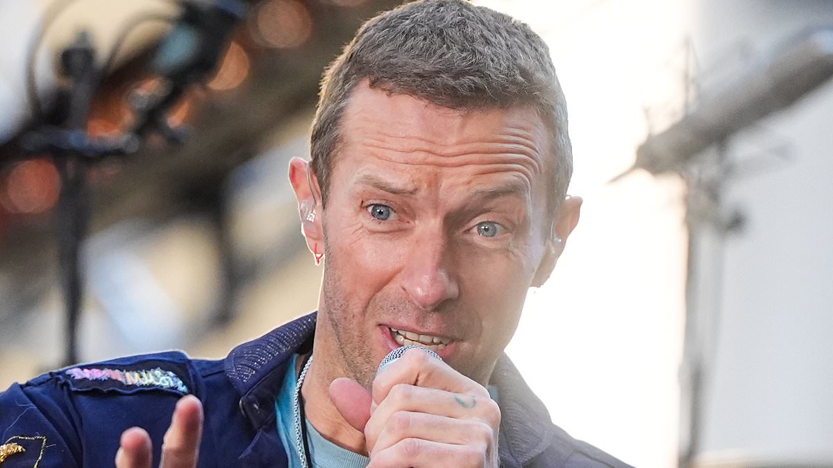 Chris Martin Rescues Young Boy at Sydney Concert in Heartwarming Moment of Kindness